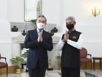 وزير الخارجية الهندي سوبراهمانيام جايشانكار ونظيره الصيني وانج يي قبل لقائهما في نيودلهي- 25 مارس 2022 - REUTERS