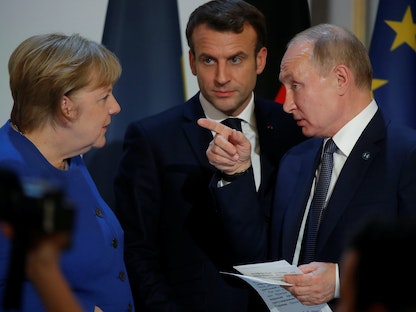 حديث جانبي بين الرئيس الروسي فلاديمبر بوتين (يمين) ونظيره الفرنسي إيمانويل ماكرون (وسط) والمتشارة الألمانية أنغيلا ميركل في باريس عام 2019 - REUTERS