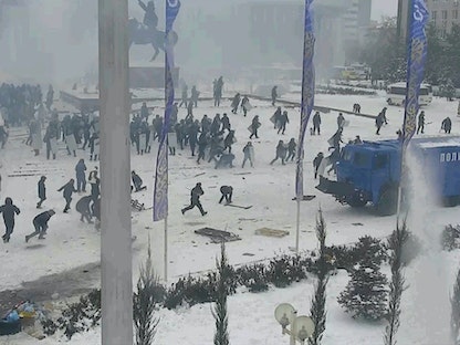 مواجهات بين قوات الأمن والمتظاهرين في مدينة أكتوبي بكازاخستان - 5 يناير 2022 - via REUTERS