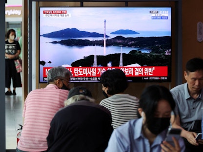 ركاب في محطة قطارات في سول يتابعون تقريراً إخبارياً عن إطلاق كوريا الشمالية قمراً اصطناعياً. 24 أعسطس 2023 - REUTERS