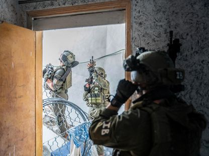جنود إسرائيليون خلال اقتحام أحد المنازل بقطاع غزة بينما يستمر القصف المتواصل والغارات الجوية على كافة أنحاء القطاع. 4 أبريل 2024 - AFP