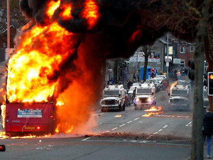 جانب من أعمال العنف في بلفاست عاصمة أيرلندا الشمالية - REUTERS