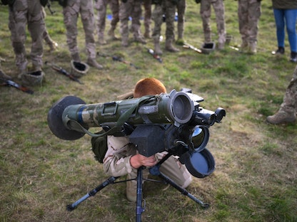 مجند أوكراني يحمل سلاحاً مضاداً للدبابات من نوع جافلين خلال دورة تدريبية في جنوب إنجلترا- 11 أكتوبر 2022 - AFP