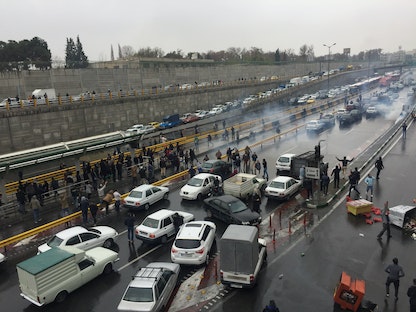 سيارات أوقفها أصحابها على طريق سريع للتعبير عن احتجاجهم على ارتفاع أسعار الغاز في طهران 2019 - via REUTERS