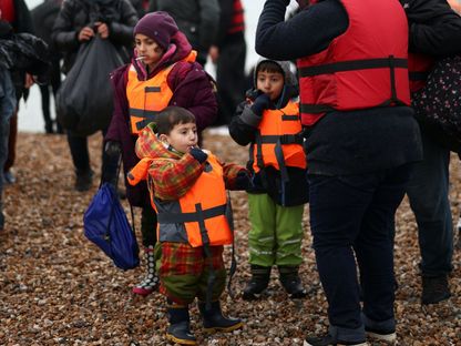 مهاجرون أطفال على شط مدينة دونجينيس الإنجليزية بعد عبور القنال (بحر المانش). 24 نوفمبر 2021 - REUTERS
