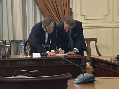 وزير الخارجية الإيراني عباس عراقجي مع مدير الوكالة الدولية للطاقة الذرية رفائيل جروسي يناقشان بنود اتفاق لاستئناف التعاون خلال اجتماع في القاهرة. 09 سبتمبر 2025 - @rafaelmgrossi
