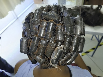 العثور على كميات من الكوكايين داخل أسطونات معدنية أخفتهما كولومبيتان في شعرهما المستعار، في مطار توكومن الدولي، بنما. 4 يونيو 2022 - AFP