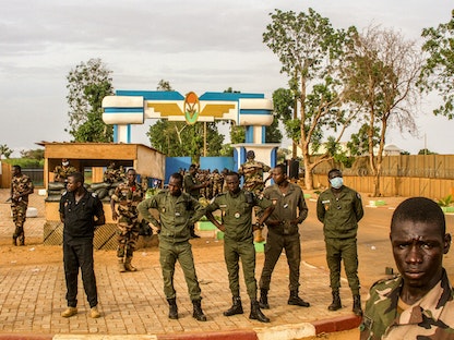 عناصر أمنية في النيجر خلال مظاهرة أمام مقر السفارة الفرنسية في العاصمة نيامي. 11 أغسطس 2023 - REUTERS