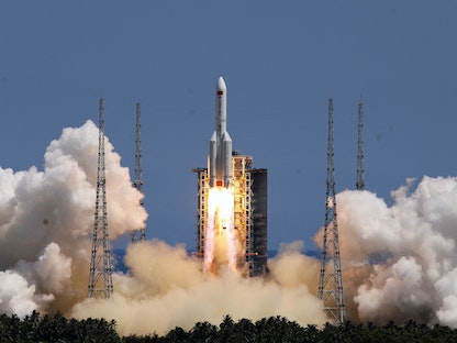 لحظة إقلاع صاروخ Long March-5B Y3 حاملاً وحدة مختبر Wentian إلى محطة الفضاء الصينية قيد الإنشاء من موقع إطلاق مركبة الفضاء "Wenchang" في مقاطعة هاينان الصين - 24 يوليو 2022 - REUTERS