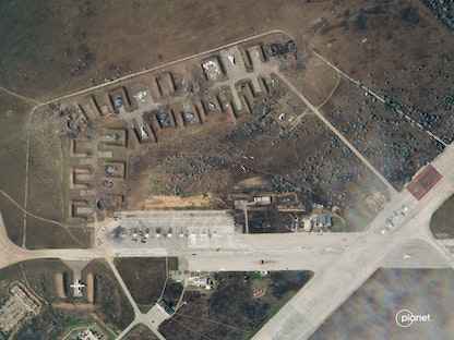 صورة التقطها قمر اصطناعي تُظهر دماراً في قاعدة ساكي الجوية الروسية بشبه جزيرة القرم - 10 أغسطس 2022 - REUTERS