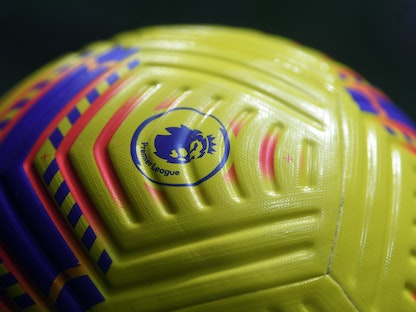 شعار الدوري الإنجليزي الممتاز يظهر على إحدى الكرات  - AFP