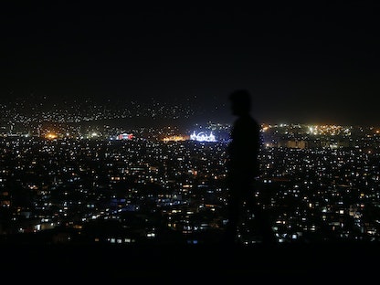 رجل يقف على تلة مطلة على العاصمة الأفغانية كابول- 13 أبريل 2013 - REUTERS