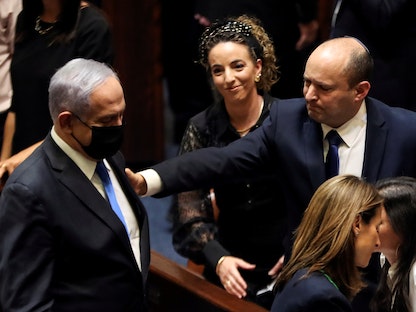 بنيامين نتنياهو ورئيس الوزراء الإسرائيلي الجديد نفتالي بينيت بعد التصويت على الائتلاف الجديد في الكنيست - القدس، 13 يونيو 2021 - REUTERS