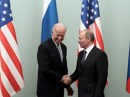 لقاء بين فلاديمير بوتين عندما كان رئيساً للوزراء وجو بايدن حين كان نائباً لرئيس الولايات المتحدة،  10 مارس 2011 - REUTERS