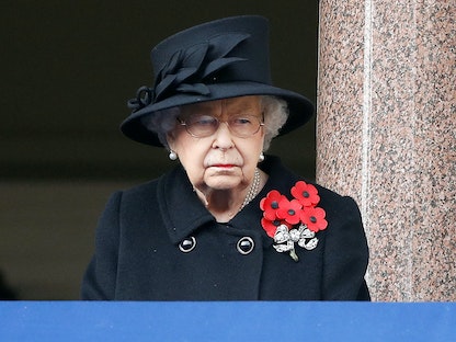 ملكة بريطانيا إليزابيث الثانية خلال مراسم إحياء ذكرى الأحد في النصب التذكاري في وايتهول بوسط لندن - 8 نوفمبر 2020 - AFP