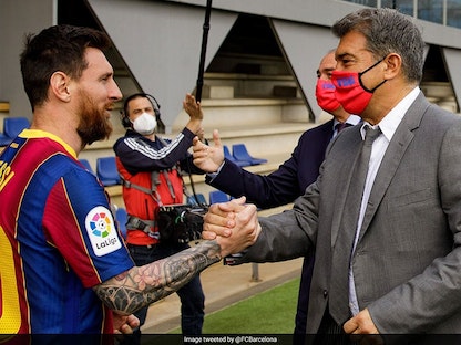 رئيس نادي برشلونة خوان لابورتا يصافح النجم الأرجنتيني ليونيل ميسي - sports.ndtv.com/