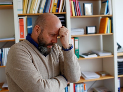 طبيب نفسي يفكر داخله مكتبه في العاصمة النمساوية فيينا. 30 مارس 2020 - REUTERS