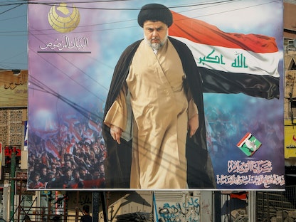 زعيم التيار الصدري، مقتدى الصدر، على ملصق في مدينة الصدر شرق بغداد - 21 يونيو 2021 - REUTERS