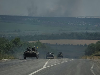 أفراد من الجيش الأوكراني في مركبة مشاة قتالية من طراز BMP-1 بمنطقة دونيتسك- أوكرانيا في 7 يوليو 2022. - REUTERS