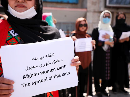 مدافعات عن حقوق المرأة الأفغانية وناشطات يتظاهرن أمام القصر الرئاسي لمطالبة طالبان بالحفاظ على منجزاتهن وتعليمهن، كابول- 3 سبتمبر2021. - REUTERS