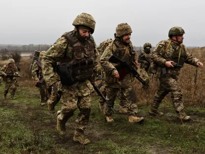 جنود أوكرانيون يتدربون بالقرب من خط المواجهة في منطقة زابوروجيا، أوكرانيا. 12 ديسمبر 2025 - Reuters