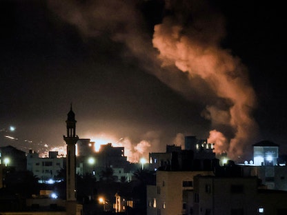 لهب نيران ودخان يتصاعد جراء قصف إسرائيل لمدينة غزة الفلسطينية. 13 فبراير 2023 - AFP