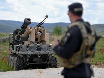 جندي أميركي يشغل مركبة من طراز Project Origin بمنطقة تدريب في ألمانيا - 8 يونيو 2022  - REUTERS