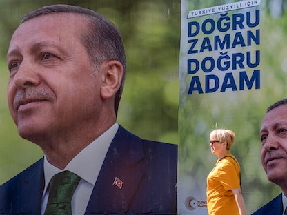 ملصق انتخابي للرئيس التركي رجيب طيب أردوغان في إسطنبول. 30 أبريل 2023 - Bloomberg
