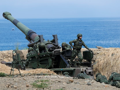 وحدة مدفعية تايوانية خلال مناورات تحاكي غزواً صينياً للجزيرة - 30 مايو 2019 - REUTERS
