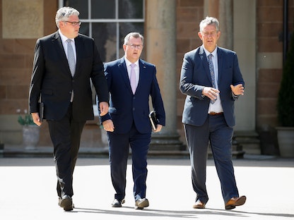 زعيم الحزب الوحدوي الديمقراطي السير جيفري دونالدسون (وسط) مع عضوين بالحزب بعد اجتماع عقد مع رئيس الوزراء البريطاني السابق بوريس جونسون في إيرلندا الشمالية. 16 مايو 2022 - REUTERS