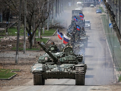 قافلة مدرعة من القوات الموالية لروسيا تتحرك على طول طريق خلال الصراع الأوكراني الروسي في مدينة ماريوبول الساحلية الجنوبية- 21 أبريل 2022. - REUTERS