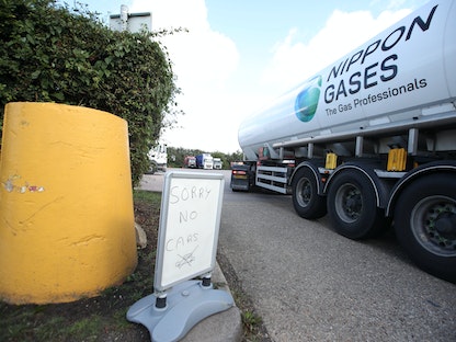 لافتة مكتبو عليها "ممنوع دخول السيارات" أثناء انتظار شاحنات نقل الوقود بمحطة في فلامستيد، سانت ألبانز، بريطانيا، 29 سبتمبر 2021 - REUTERS