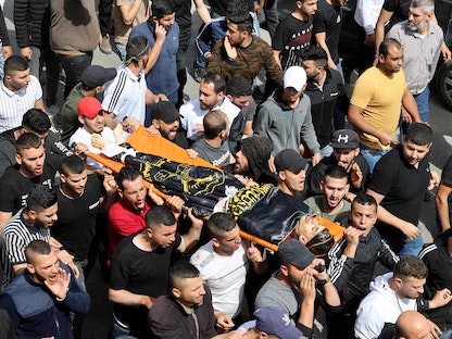 تشييع جثمان أحد الضحايا الفلسطينيين في قرية برقين بالضفة الغربية - 27 أبريل 2022. - AFP