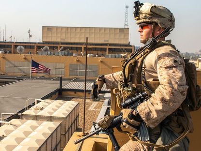أحد عناصر قوات المارينز فوق مقر السفارة الأميركية في بغداد. 31 ديسمبر 2019 - AFP