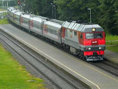 قطار ركاب يتجه من جيب كالينينجراد إلى موسكو يصل إلى محطة سكك الحديد الحدودية في كيبارتاي في ليتوانيا - 21 يونيو 2022 - REUTERS