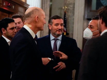 السناتور الجمهوري تيد كروز أثناء محادثة خارج مجلس الشيوخ حيث تم إجراء تصويت إجرائي لدفع مشروع قانون حقوق التصويت في مبنى الكابيتول في واشنطن، الولايات المتحدة، 19 يناير 2022 - REUTERS