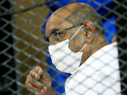 رئيس السودان السابق عمر البشير لدى حضوره إحدى جلسات محاكمته - REUTERS