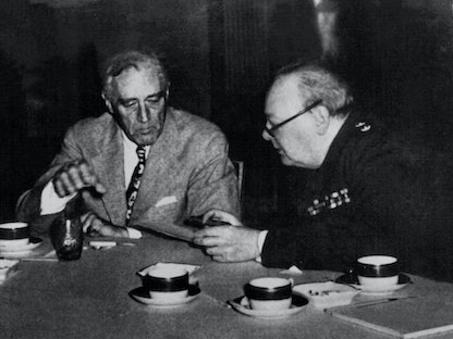 الرئيس الأميركي الأسبق فرانكلين روزفلت (إلى اليسار) ورئيس الوزراء البريطاني وينستون تشرشل (يميناً)، خلال اجتماعهما في الدار البيضاء بالمغرب - يناير 1943  - AFP