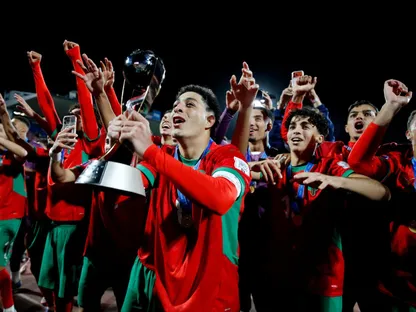 لاعبو المنتخب المغربي يحملون كأس العالم للشباب بعد فوزهم بثنائية أمام الأرجنتين في ملعب سنتياجو. تشيلي. 19 أكتوبر 2025 - Reuters