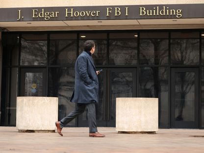 شخص يمر أمام مدخل مقر مكتب التحقيقات الفيدرالي FBI بعد أيام من إطلاق إدارة ترمب جولة شاملة من التخفيضات في وزارة العدل في واشنطن. 3 فبراير 2025 - reuters