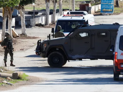 عناصر الجيش الإسرائيلي تقيم حاجزاً عسكرياً بالقرب من محافظة طوباس في الضفة الغربية المحتلة. 26 نوفمبر 2025 - Reuters