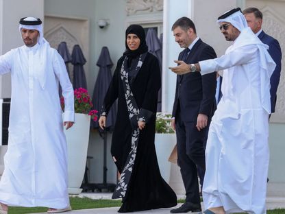 وزيرة الدولة للتعاون الدولي في قطر لولوة الخاطر ترحب بمفوض حقوق الإنسان في البرلمان الأوكراني دميترو لوبينيتس في الدوحة. 24 أبريل 2024 - AFP