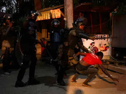 الشرطة الكاميرونية تلقي القبض على شخص خلال احتجاجات مناهضة للرئيس بول بيا يقودها أنصار زعيم المعارضة تشيروما بكاري في جاروا. 31 أكتوبر 2025 - Reuters