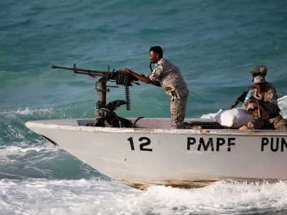 قوات الشرطة البحرية في بونتلاند خلال دوريات على طول ساحل بوصاصو في البحر الأحمر. الصومال. 30 يناير 2025 - Reuters