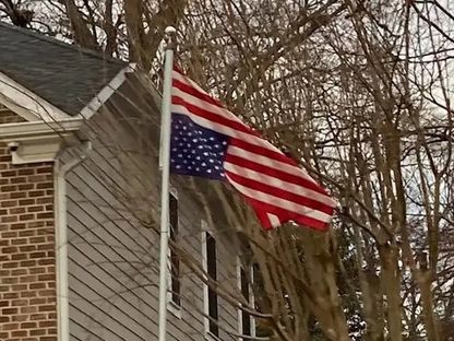 جدل في واشنطن بعد رفع العلم الأميركي مقلوباً في منزل قاض بالمحكمة العليا