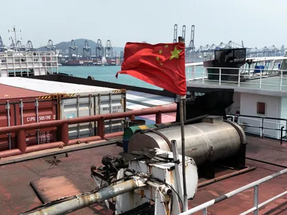 علم الصين على سفينة شحن في محطات ميناء كواي تشونج في هونج كونج. الصين. 3 أبريل 2025 - Reuters