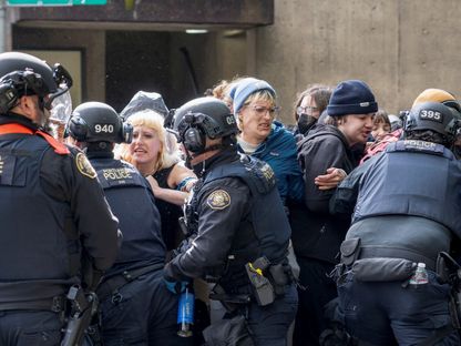 اشتباك الشرطة مع الطلاب المحتجين في مدينة بورتلاند بولاية أوريجون الأميركية. 2 مايو 2024 - REUTERS