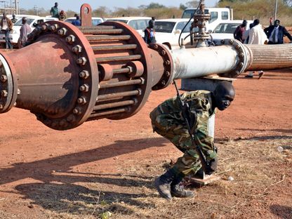 عضو مسلح من قوات الأمن في جنوب السودان خلال احتفال بمناسبة استئناف ضخ النفط الخام في حقول نفط الوحدة في جنوب السودان، 21 يناير 2019 - Reuters