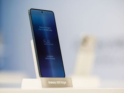 سامسونج تسخر من أبل في إعلان "جلاكسي S25 إيدج"