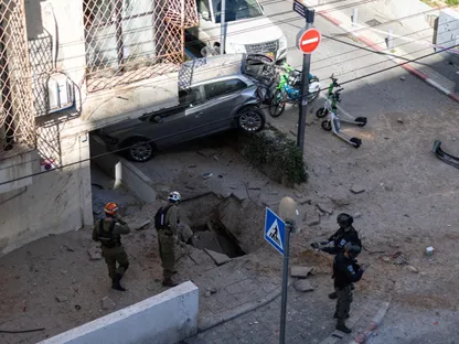 سقوط شخص وإصابة 2 بجروح خطيرة في وسط إسرائيل إثر هجوم صاروخي إيراني